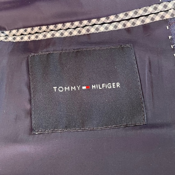 Tommy Hilfiger blue suit.  Coat size 42 Slim and pants 36 x 29. - Picture 2 of 2
